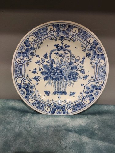 Assiette Delft à décor des fleurs