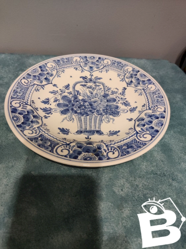 Assiette Delft à décor des fleurs