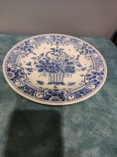 Assiette Delft à décor des fleurs
