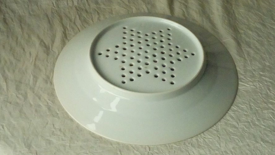 ASSIETTE EGOUTTOIR EN FRAISIER  POUR FRUITS EN FAIENCE DECOR ETOILE FIN 19 éme**