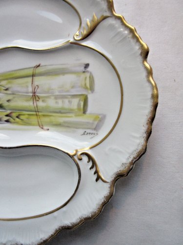 Assiette en barbotine de Limoges: Asperges et liserés à l'Or fin signée Leroux