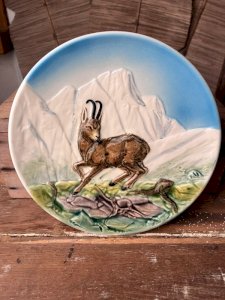 Assiette en barbotine vintage