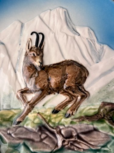 Assiette en barbotine vintage