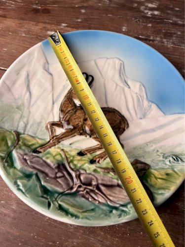 Assiette en barbotine vintage