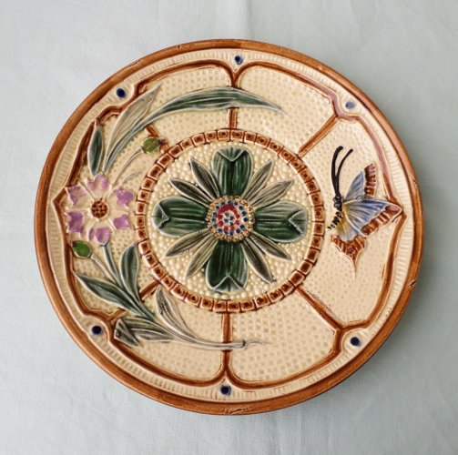 Assiette en barbotine Wasmuël