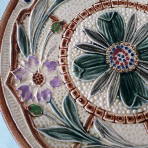 Assiette en barbotine Wasmuël