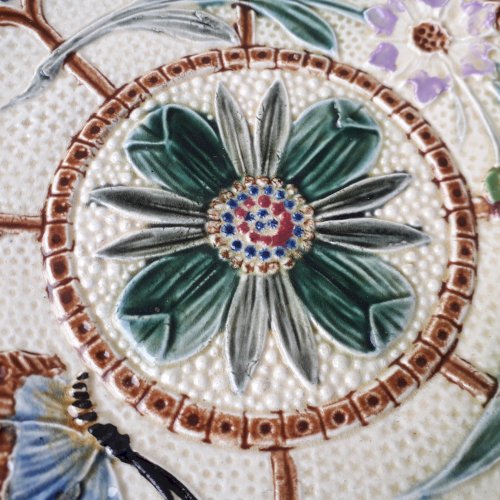 Assiette en barbotine Wasmuël