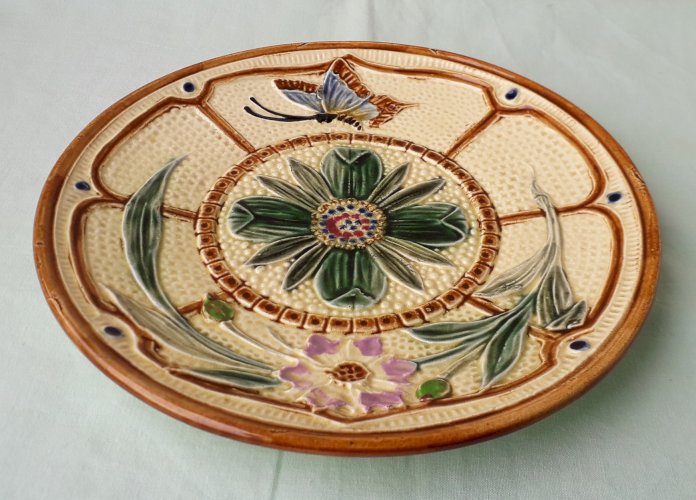 Assiette en barbotine Wasmuël