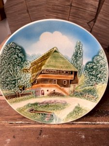 Assiette en barbotine Western Germany