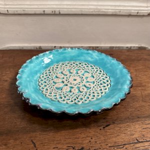 Blue enamel plate from the 20th century adorned with lace M3608