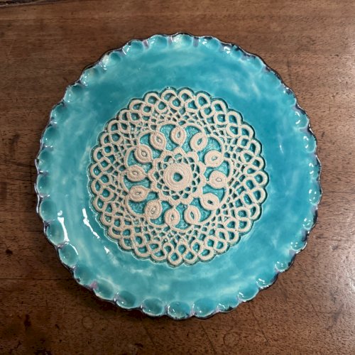Assiette en émail fond bleu XXe ornementée d'une dentelle M3608