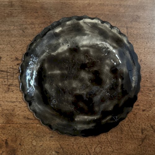 Assiette en émail fond bleu XXe ornementée d'une dentelle M3608