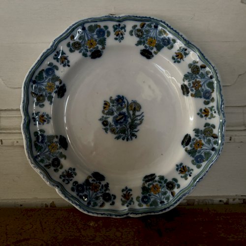 Assiette en faïence de Moustiers XVIIIe décor floral M3639