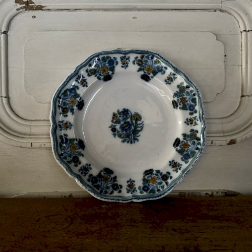 Assiette en faïence de Moustiers XVIIIe décor floral M3639