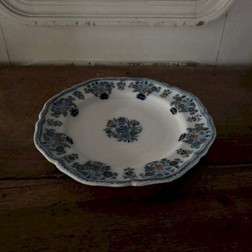 Assiette en faïence de Moustiers XVIIIe décor floral M3639