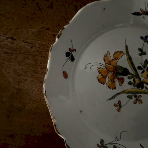 Assiette en faïence de Nevers XVIIIe décor floral M3635