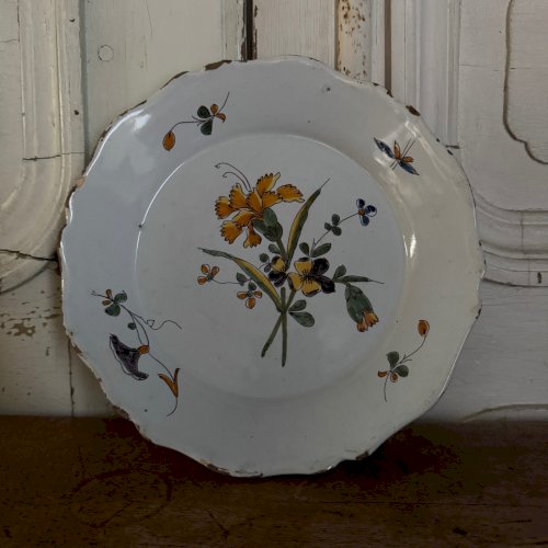 Assiette en faïence de Nevers XVIIIe décor floral M3635