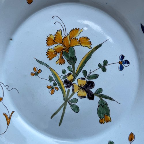 Assiette en faïence de Nevers XVIIIe décor floral M3635