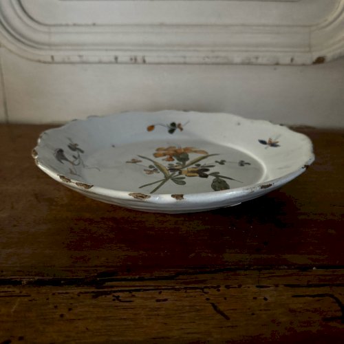 Assiette en faïence de Nevers XVIIIe décor floral M3635
