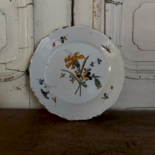 Assiette en faïence de Nevers XVIIIe décor floral M3635