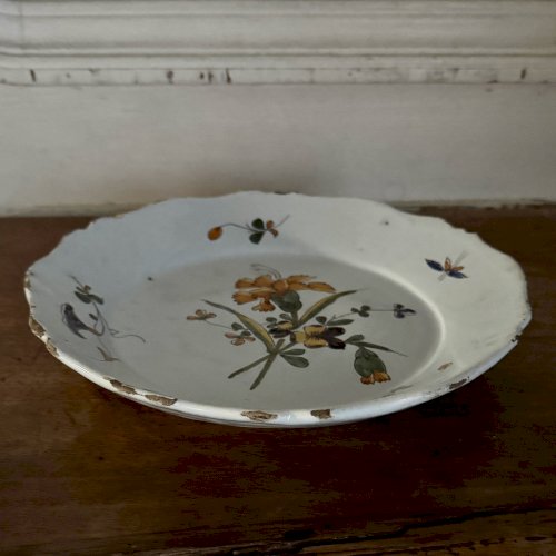 Assiette en faïence de Nevers XVIIIe décor floral M3635