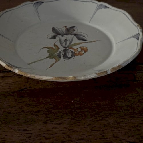 Assiette en faïence de Nevers XVIIIe décor floral M3637