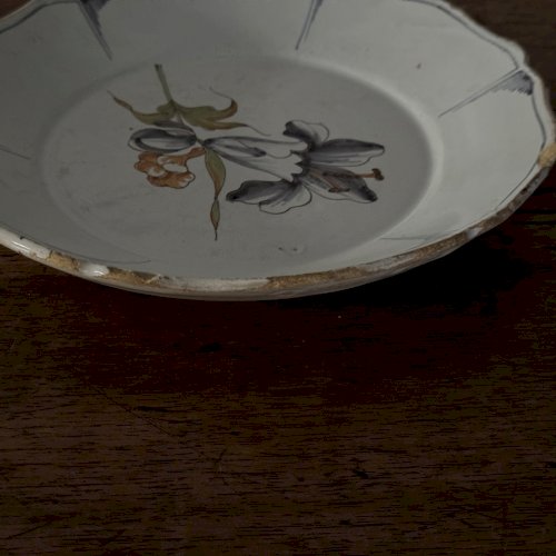 Assiette en faïence de Nevers XVIIIe décor floral M3637