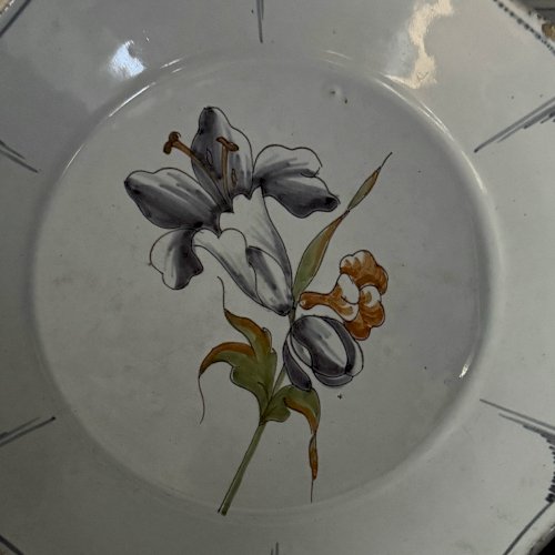 Assiette en faïence de Nevers XVIIIe décor floral M3637