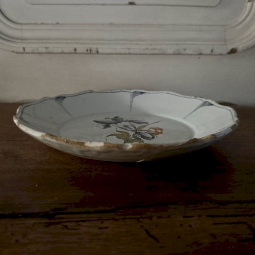 Assiette en faïence de Nevers XVIIIe décor floral M3637