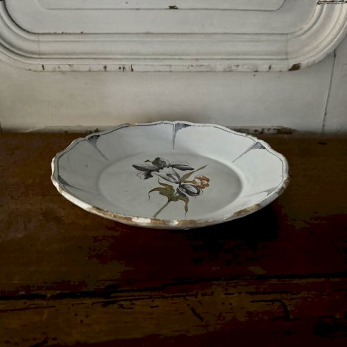 Assiette en faïence de Nevers XVIIIe décor floral M3637