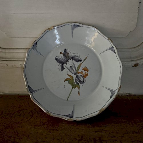 Assiette en faïence de Nevers XVIIIe décor floral M3637