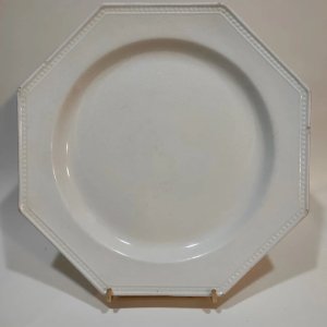Assiette en faïence fine octogonale de Creil et Montereau décor Perles