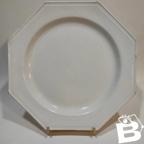 Assiette en faïence fine octogonale de Creil et Montereau décor Perles