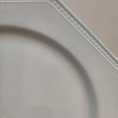 Assiette en faïence fine octogonale de Creil et Montereau décor Perles