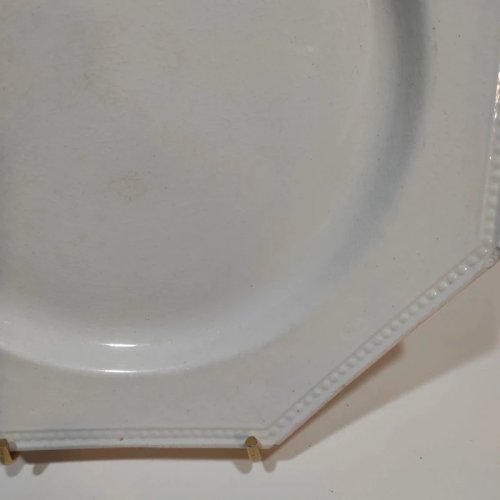 Assiette en faïence fine octogonale de Creil et Montereau décor Perles