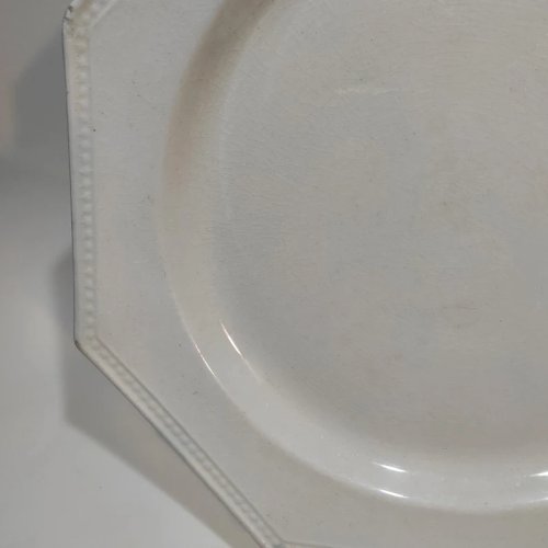 Assiette en faïence fine octogonale de Creil et Montereau décor Perles