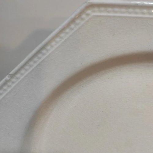 Assiette en faïence fine octogonale de Creil et Montereau décor Perles