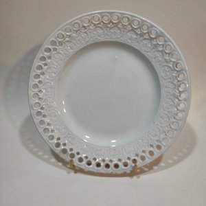 Assiette en faïence fine réticulée de Creil et Montereau