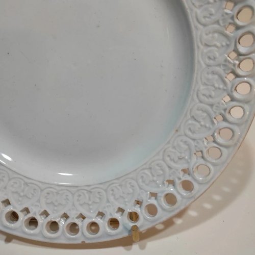 Assiette en faïence fine réticulée de Creil et Montereau