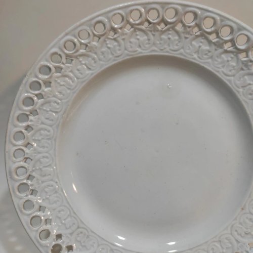 Assiette en faïence fine réticulée de Creil et Montereau