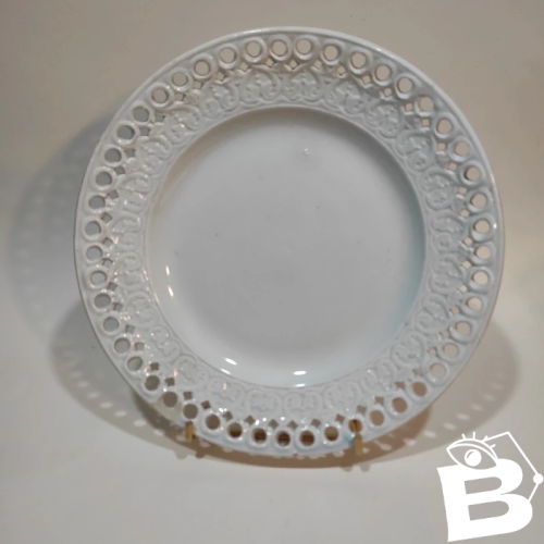 Assiette en faïence fine réticulée de Creil et Montereau
