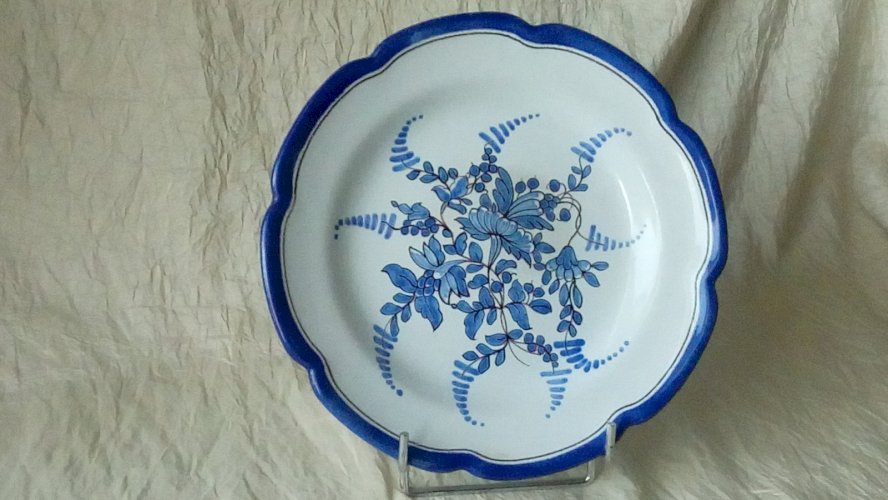 ASSIETTE EN FAIENCE NEVERS E.GEORGES** N2