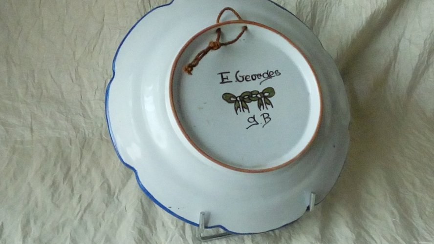 ASSIETTE EN FAIENCE NEVERS E.GEORGES** N2