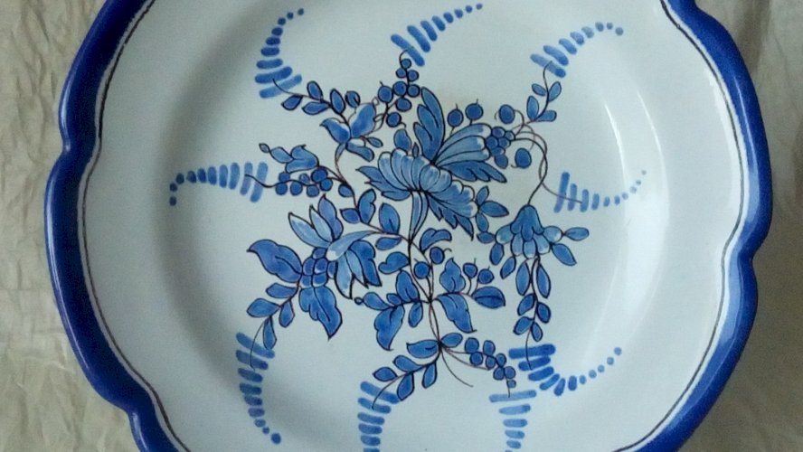 ASSIETTE EN FAIENCE NEVERS E.GEORGES** N2