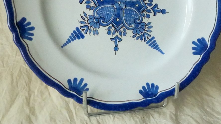 ASSIETTE EN FAIENCE NEVERS E.GEORGES**