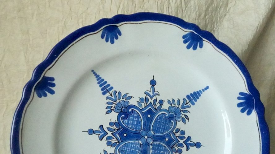 ASSIETTE EN FAIENCE NEVERS E.GEORGES**