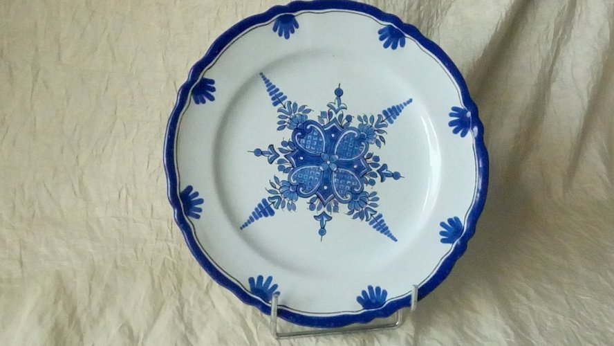 ASSIETTE EN FAIENCE NEVERS E.GEORGES**