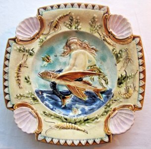 Assiette en faïence, vers 1880, représentant une sirène sur un poisson volant