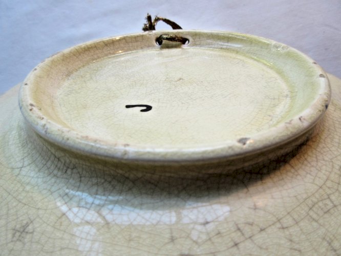 Assiette en faïence, vers 1880, représentant une sirène sur un poisson volant