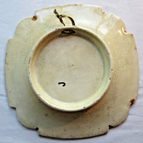 Assiette en faïence, vers 1880, représentant une sirène sur un poisson volant